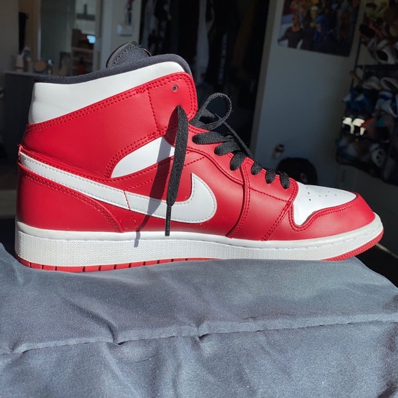 Air Jordan 1 Mid “Chicago”